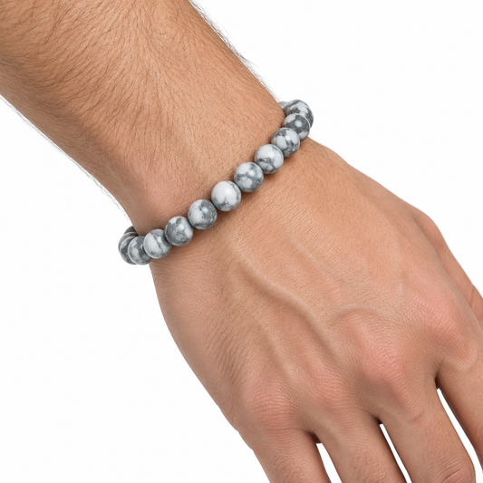 Bransoletka z kamienia mapowego szaro-bida na nadgarstku, biale tlo