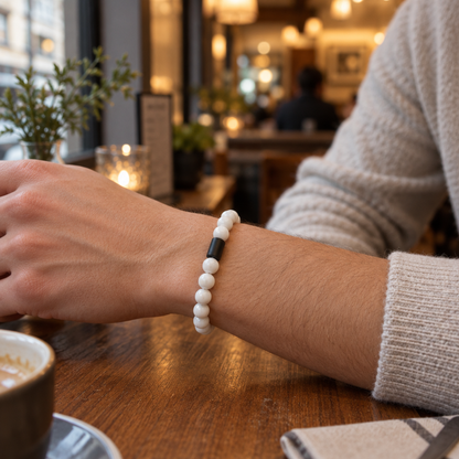 Bransoletka z porcelanowo bidego kamienia na nadgarstku, lifestyle restauracja