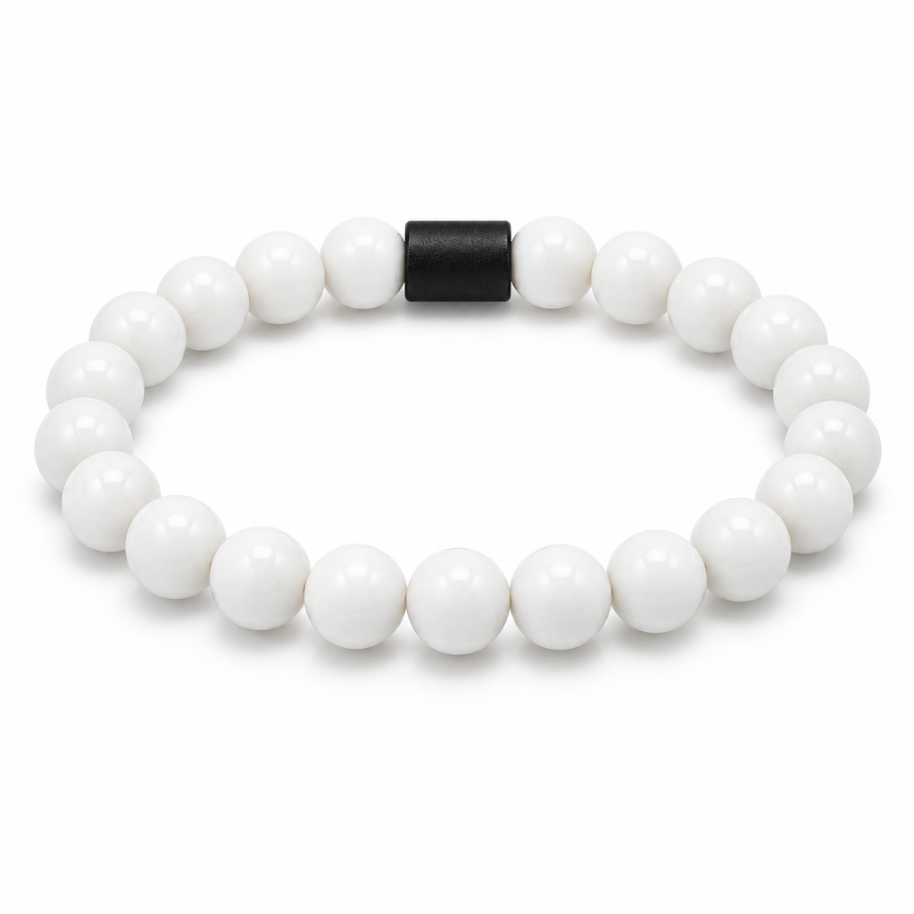 Bransoletka z porcelanowo bidego kamienia z czarna przetylka, produkt na bialym tle