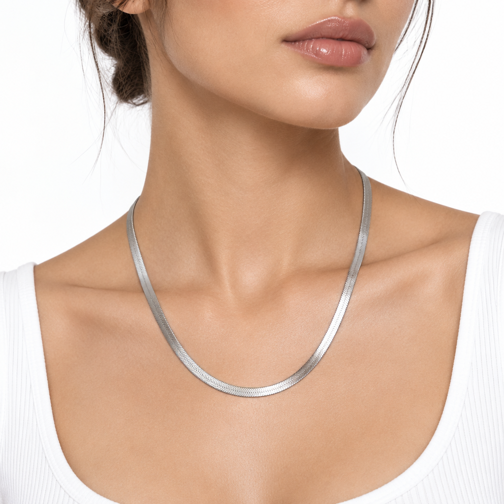 Modelka w srebrnym naszyjniku typu fiszbina 6 mm