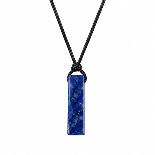 Naszyjnik z lapis lazuli na czarnym sznurku – produkt na białym tle